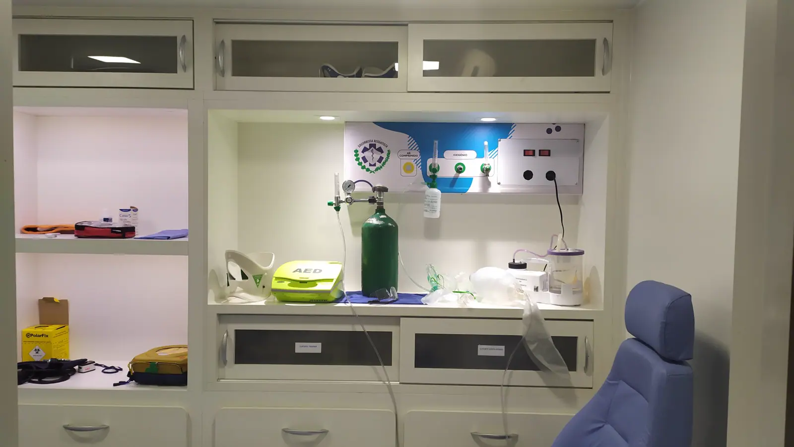 Interior do módulo com maca, armários e equipamento instalado