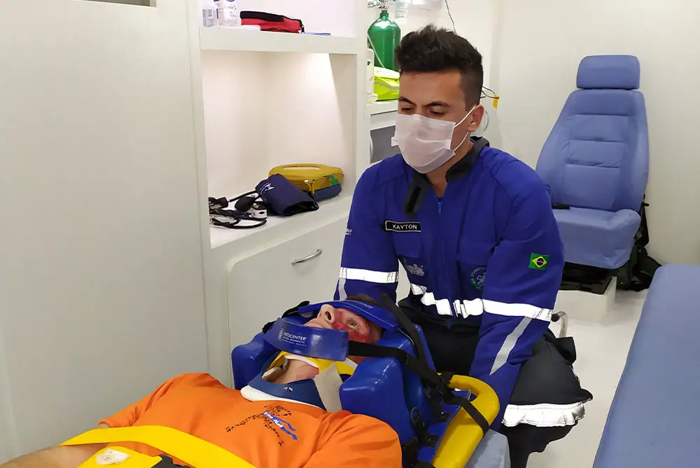 Equipe de alunos em prática de atendimento pré hospitalar dentro do módulo